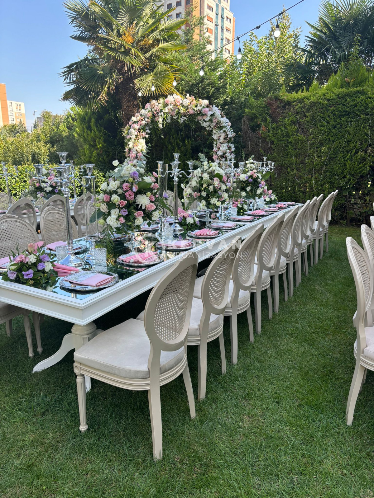 Aynalı Dikdörtgen Masa Kiralama