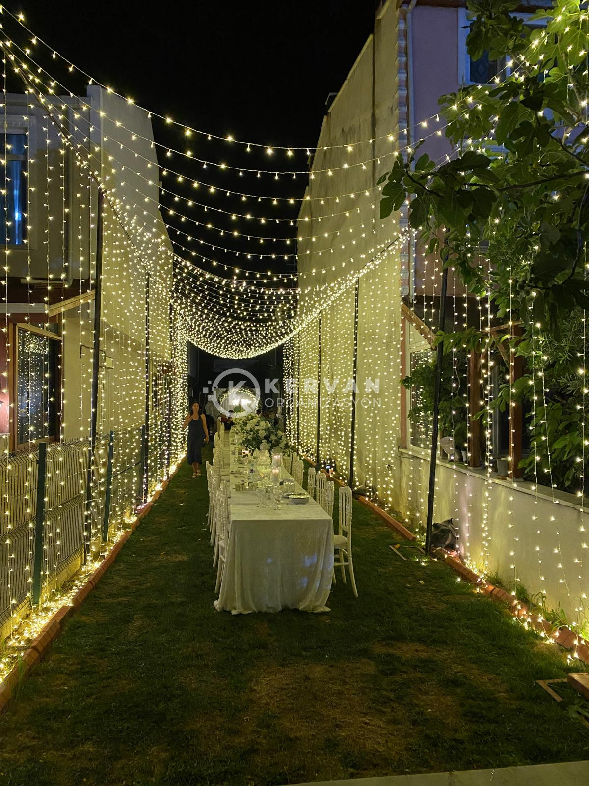 Bahçede kır düğünü konsepti