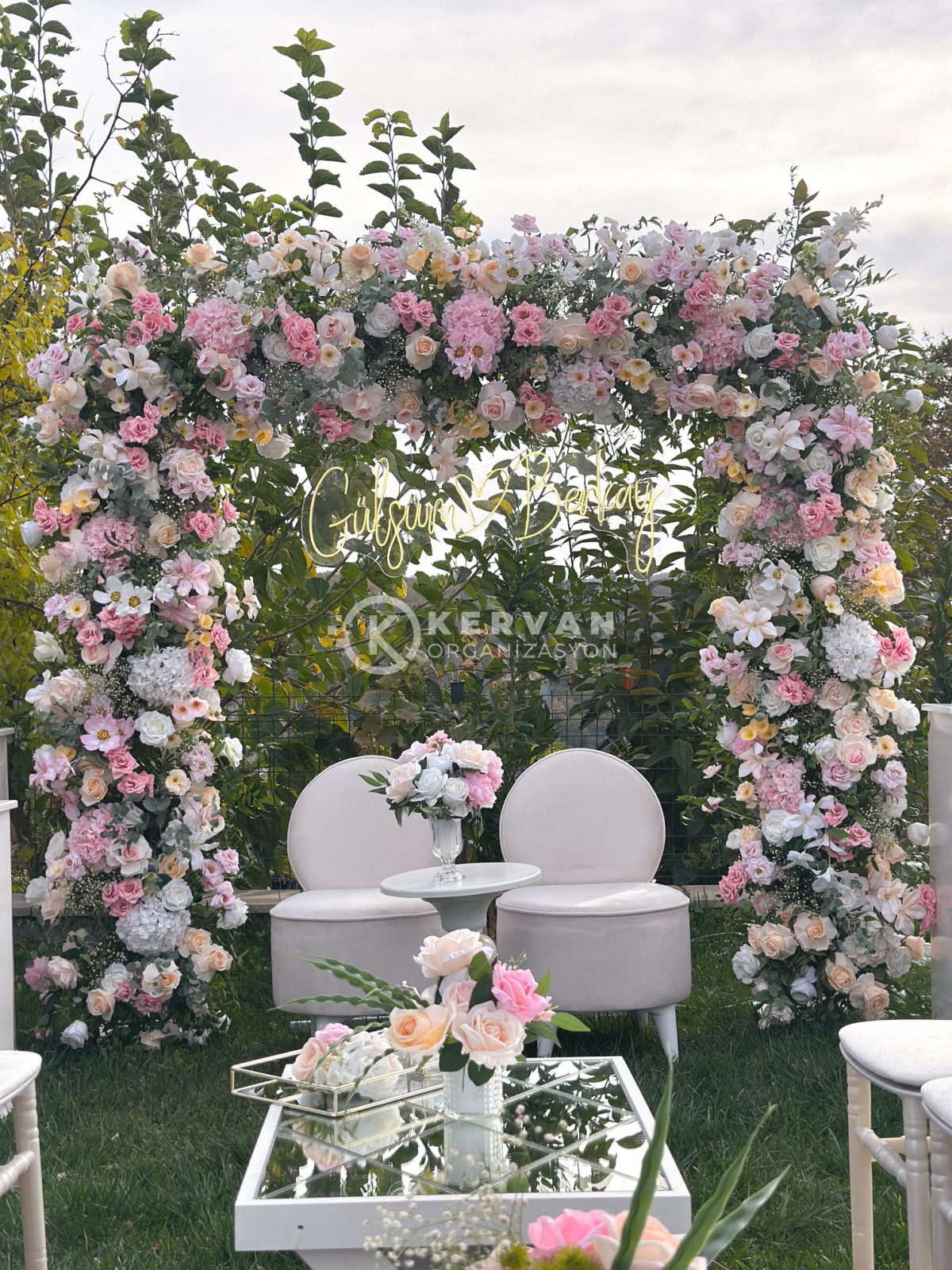 Bahçede Nişan Konsepti