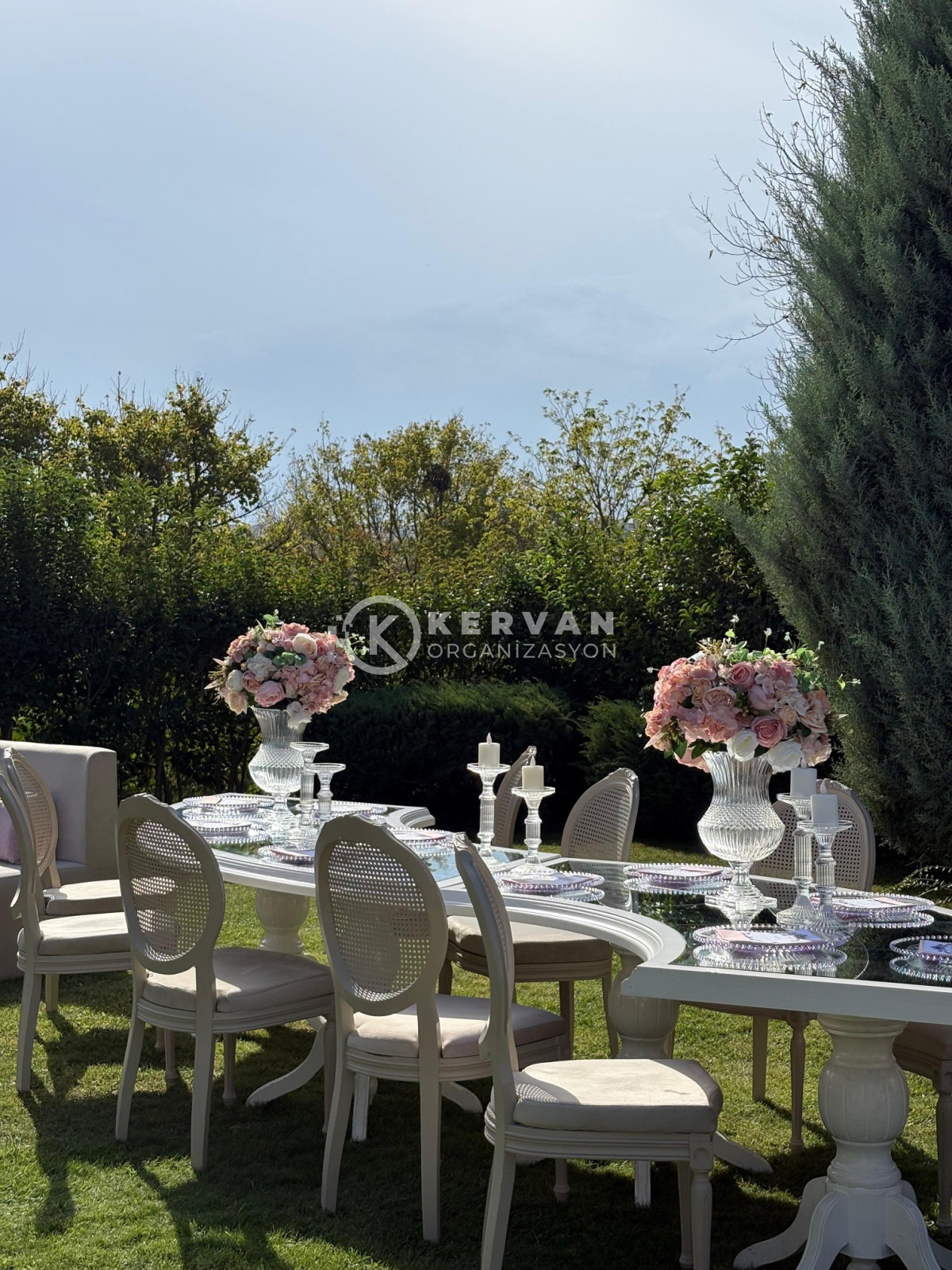 Bahçede Nişan Süsleri