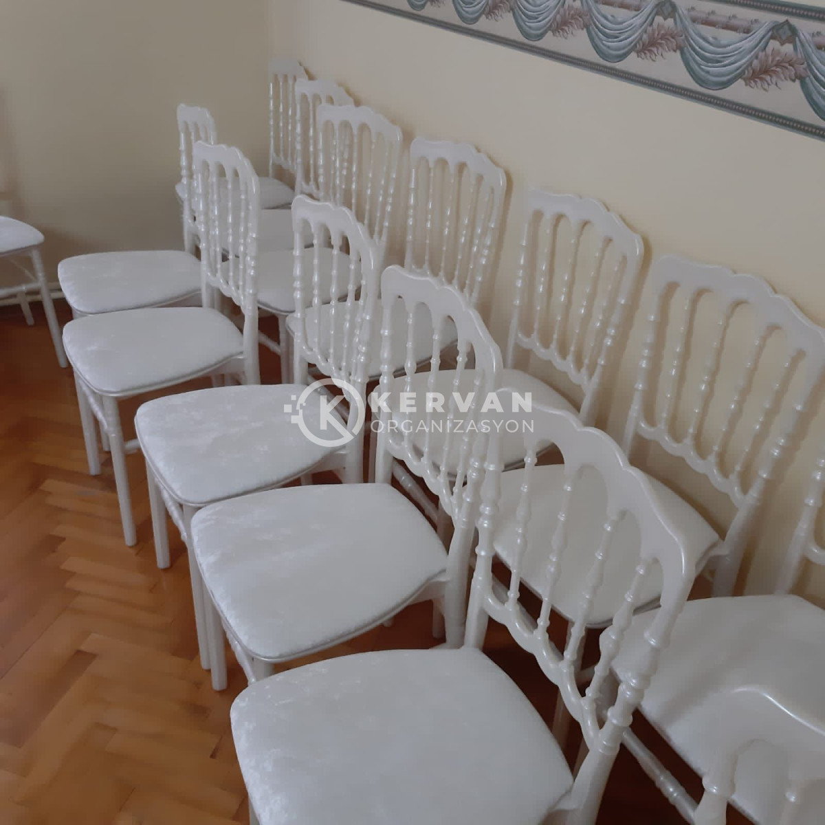 İnci Beyazı Renk Napolyon Sandalye Kiralama