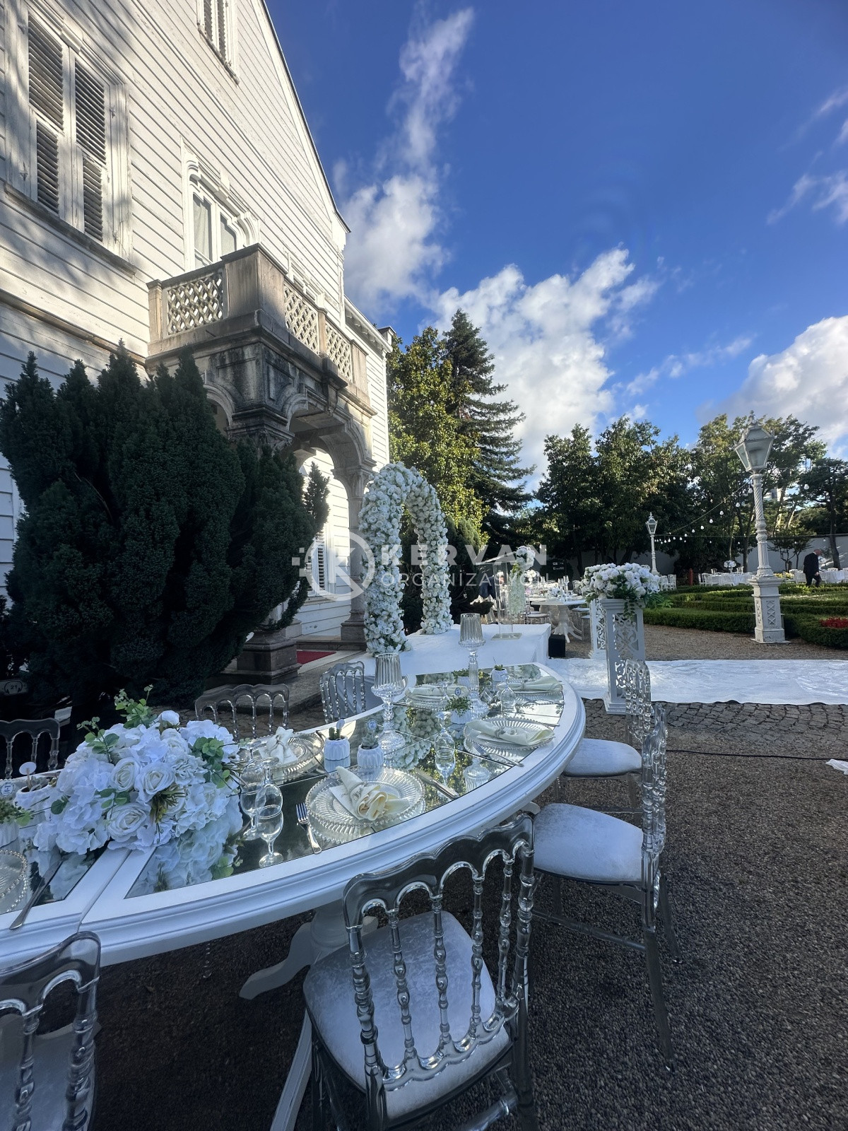 Beyaz C Masa Kiralama