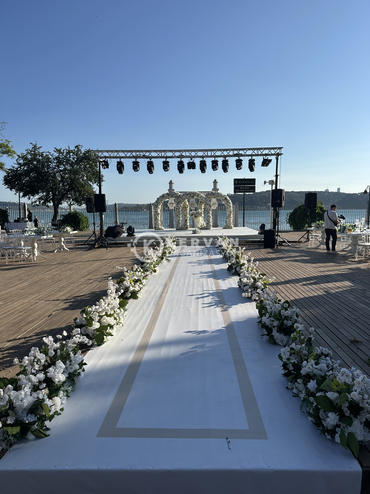 Beykoz Mecidiye Kasrı Düğün Organizasyonu Çiçekli Geçiş Yolu Süsleme