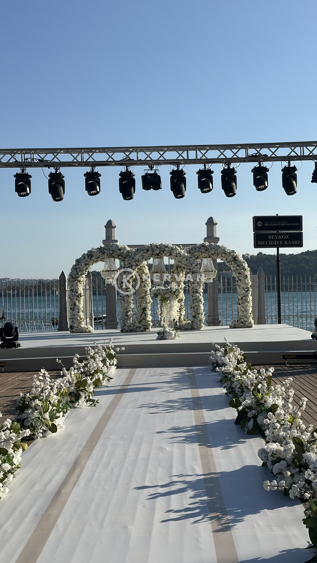 Beykoz Mecidiye Kasrı Düğün Organizasyonu Geçiş Yolu Çiçek Süsleme
