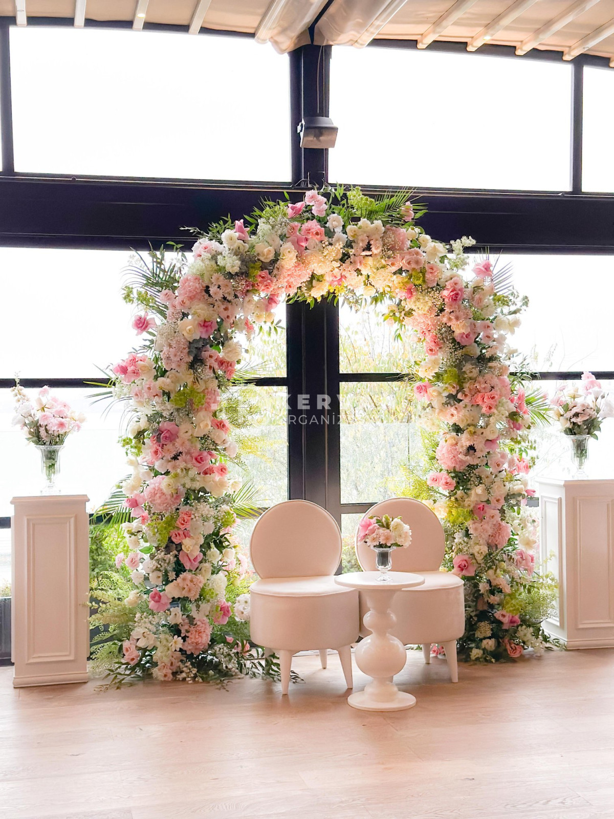 Canlı Çiçekli Nişan Arka Fon Konsepti