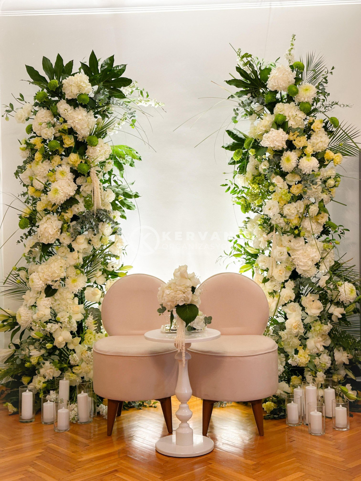 Çiçekli Nişan Arka Fon Konsepti