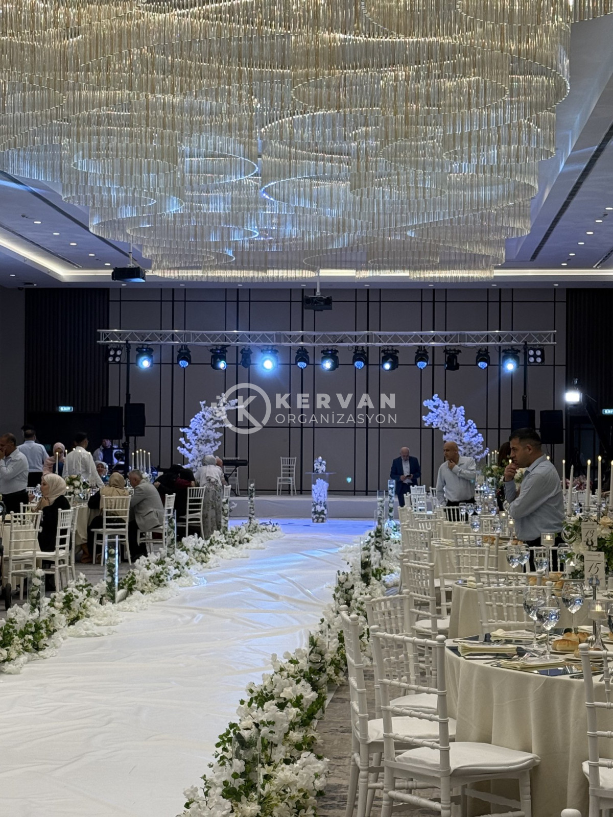 Düğün Organizasyonu Sahne ve İki Bacaklı Truss Kiralama