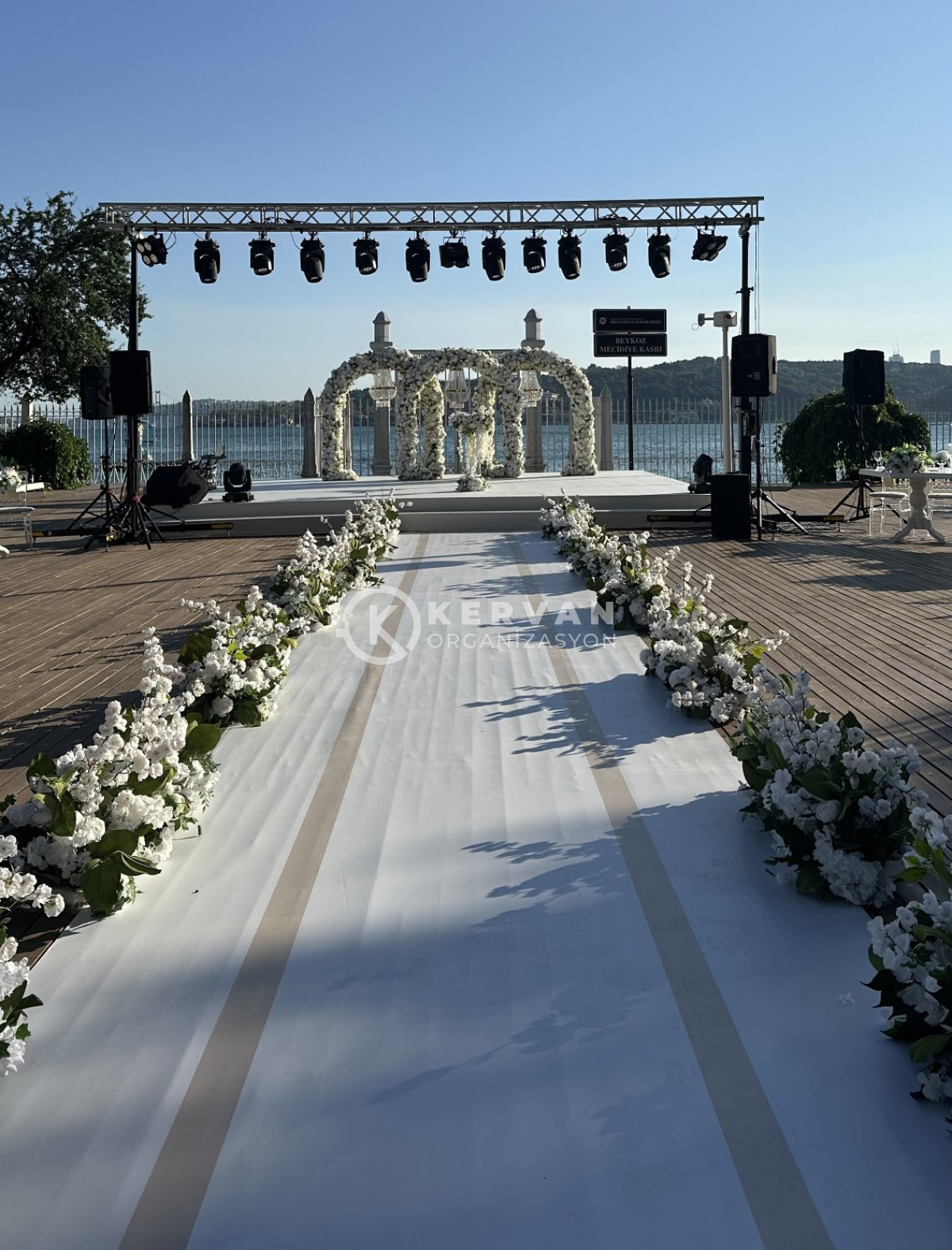 Düğünler İçin İki Bacaklı Truss Kiralama