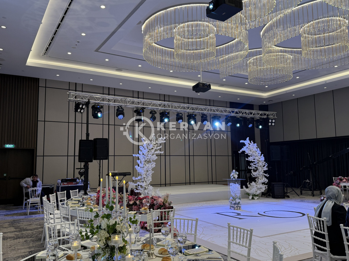 Düğünler İçin Sahne ve İki Bacaklı Truss Kiralama