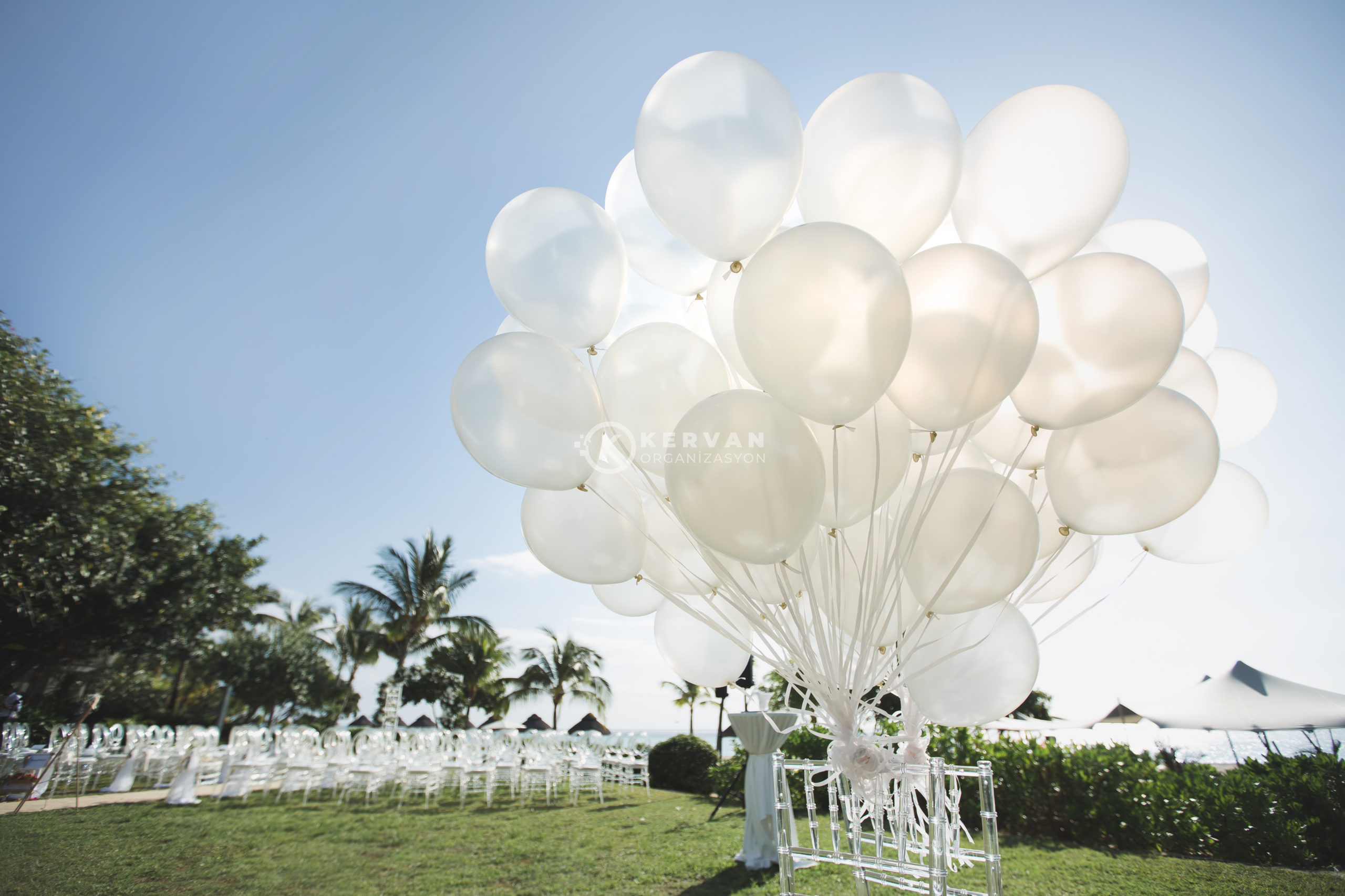 Romantik kır düğünü seremonisi beyaz uçan balonlarla