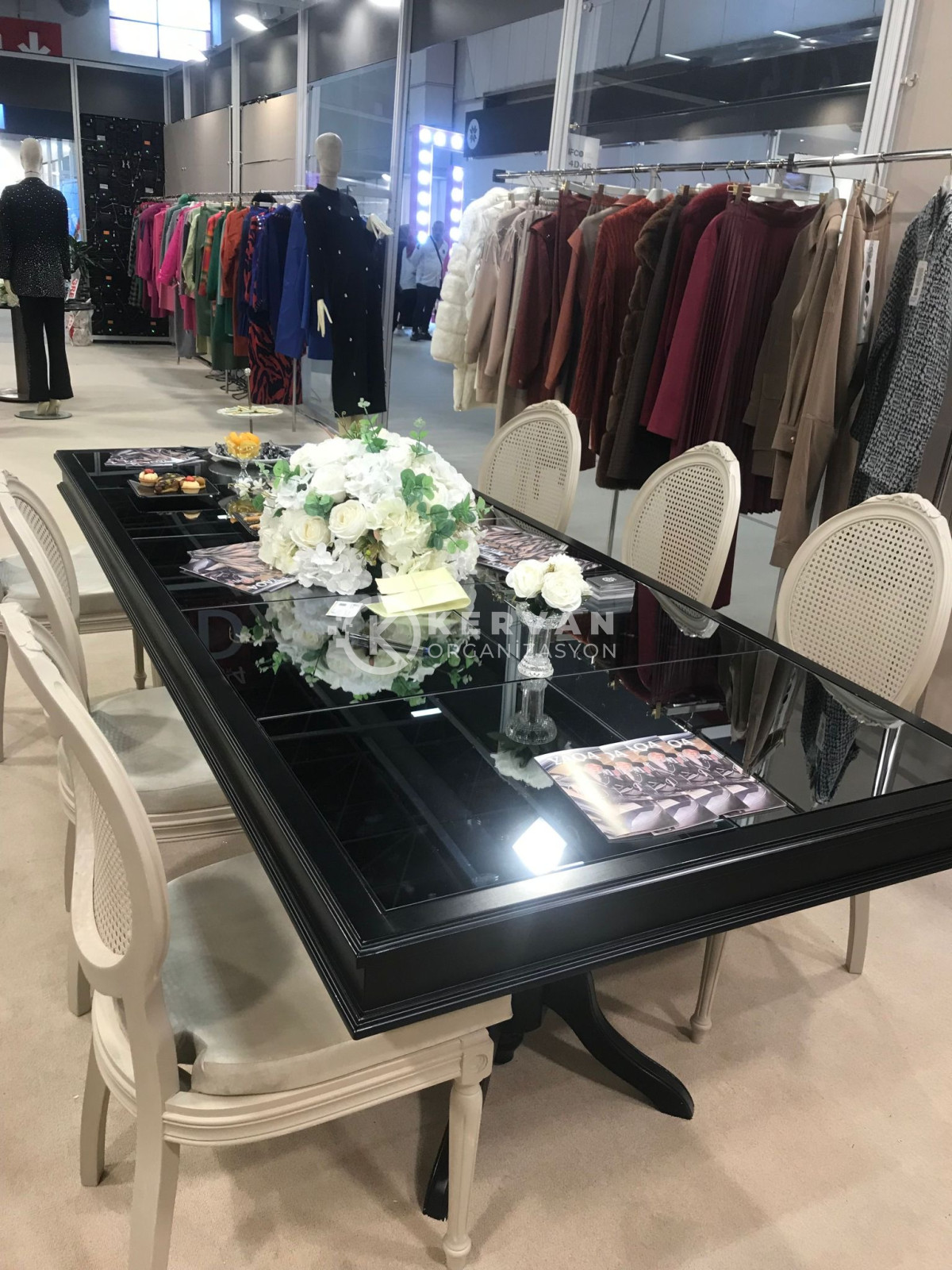Siyah Aynalı Dikdörtgen Masa Kiralama