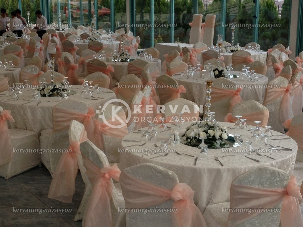 Somon Rengi Masa ve Sandalye Süslemesi Düğün Konsepti