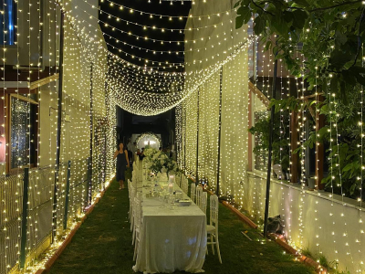 Bahçede kır düğünü konsepti