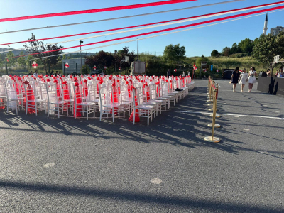 Mezuniyet Töreni Organizasyonu Sandalye Süsleme ve Kiralama